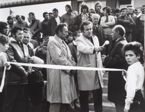 Otevírání sportovního stadionu nad Horním nádražím v Karlových Varech v roce 1973