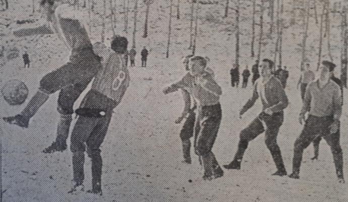 Záchranářská práce fotbalistů ze Staré Role v roce 1962