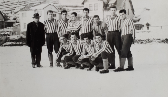 Historická zimní fotografie fotbalistů z Nejdku