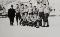 Historická zimní fotografie fotbalistů z Nejdku