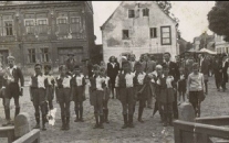 Posvěcení Památníku osvobození v Sedleci z roku 1946 za účasti fotbalistů SK Slavia Karlovy Vary