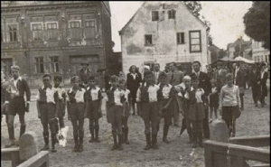 Posvěcení Památníku osvobození v Sedleci z roku 1946 za účasti fotbalistů SK Slavia Karlovy Vary