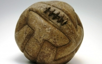 Stará éra nasáklých kožených fotbalových míčů je pryč
