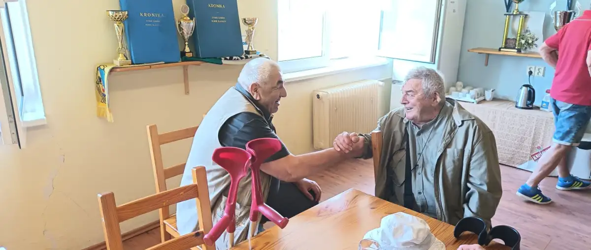 Stisk ruky, který překonal půl století
