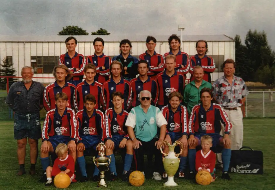 Fotbalisté TJ Nová Role dosáhli v roce 1995 historického úspěchu postupem do oblastního přeboru
