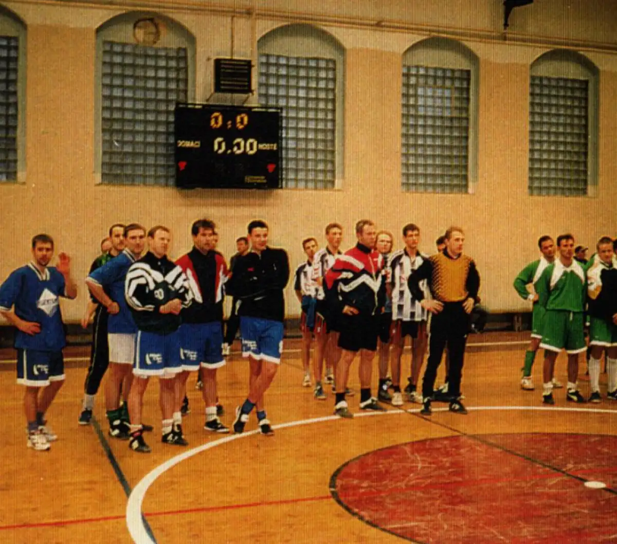 Předvánoční nostalgie z palubovky. Poznáte fotbalové hrdiny ze Staré Role, kteří váleli před čtvrt stoletím?