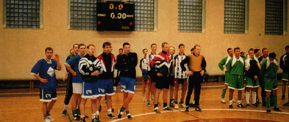 Předvánoční nostalgie z palubovky. Poznáte fotbalové hrdiny ze Staré Role, kteří váleli před čtvrt stoletím?