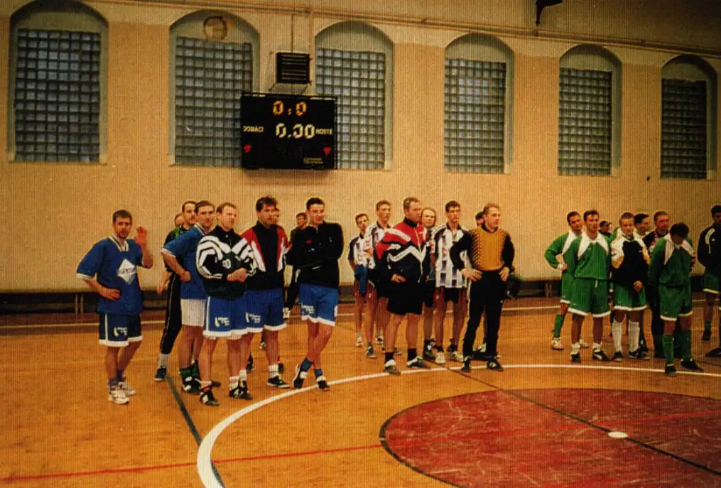 Předvánoční nostalgie z palubovky. Poznáte fotbalové hrdiny ze Staré Role, kteří váleli před čtvrt stoletím?