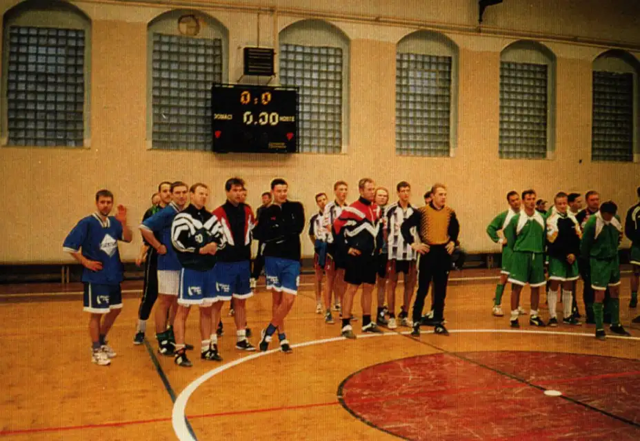 Předvánoční nostalgie z palubovky. Poznáte fotbalové hrdiny ze Staré Role, kteří váleli před čtvrt stoletím?